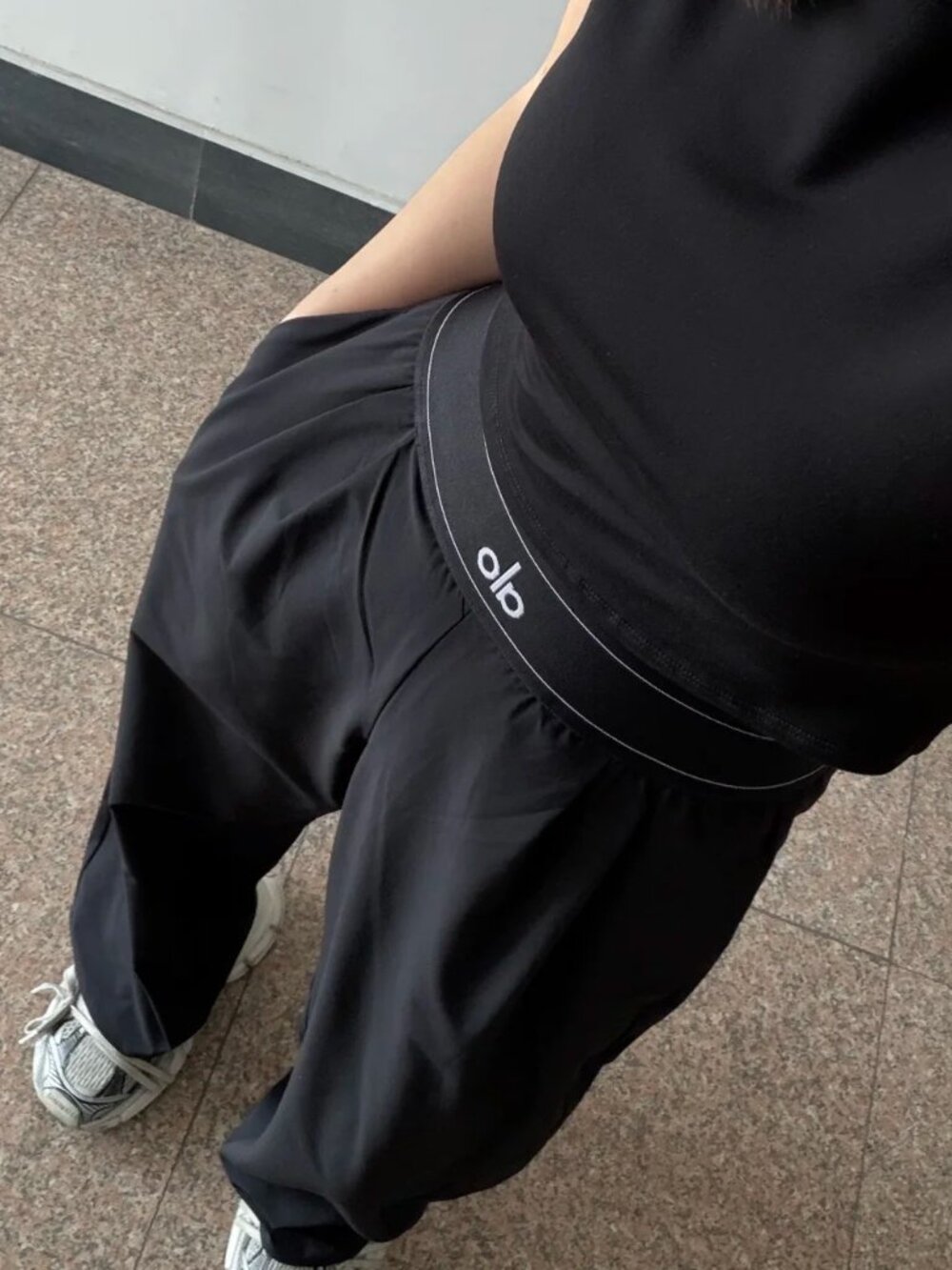 🤍 NWT Alo Yoga Suit Up Trouser Black 😘 Relaxed Flowy Wide Leg Pants 30" - Picture 1 of 9